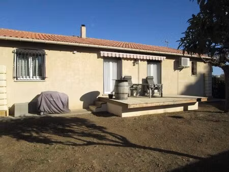 très jolie villa plain pied entièrement rénovée avec grand garage sur un terrain piscinabl