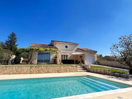 magnifique villa avec piscine et dépendance récente au coeur d'un village prisé de la drôm