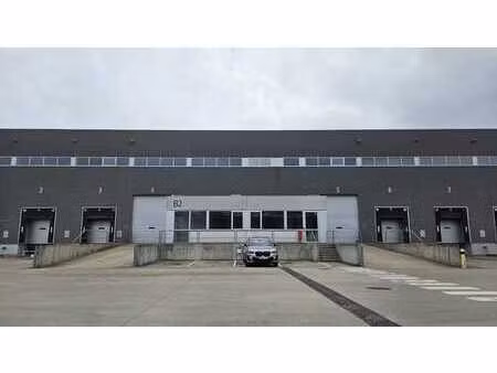 entrepôt avec quais de chargement et bureaux