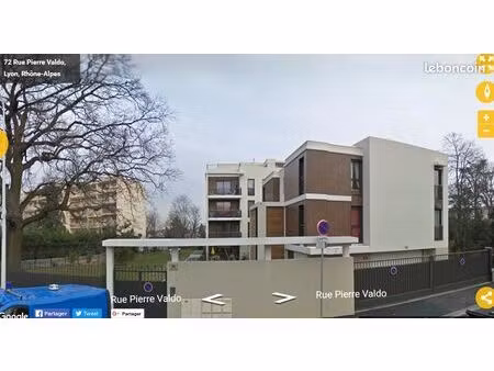 garage box fermé dans une résidence sécurisée