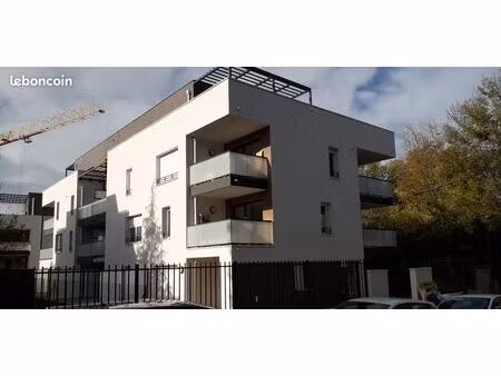 garage box fermé dans une résidence sécurisée