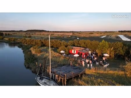 a vendre bien unique cabane de pecheur les pieds dans l'eau