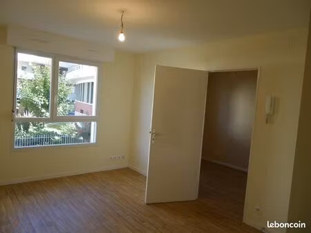 vend t2 dans bel immeuble près cité judiciaire
