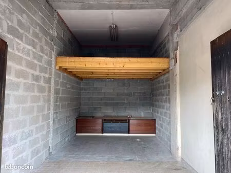 grand garage avec mezzanine