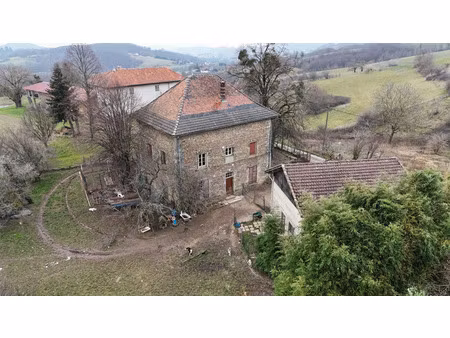 maison en pierres 300 m² habitable , belle charpente comble aménageable , gros travaux à p