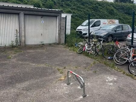 garage dans une cour avec porte automatique