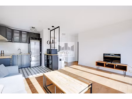 2 pieces meuble avec balcon vue tour eiffel