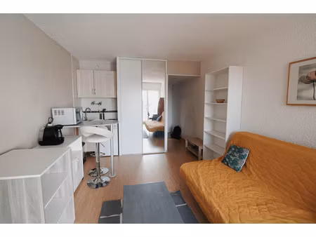 studio meublé avec balcon et parking.