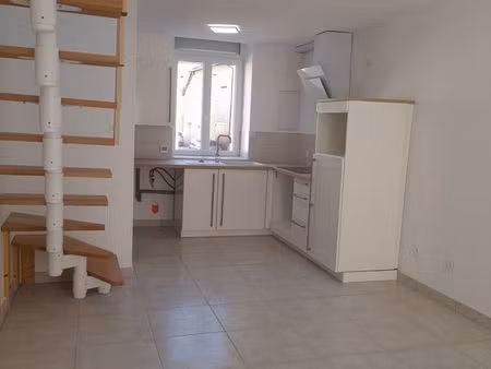 maison de ville meublée de 60 m² de type t3 avec garage et petit extérieur