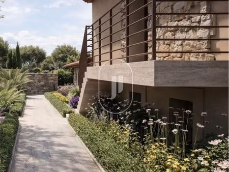 appartement de standing en vente au pied du village de grimaud