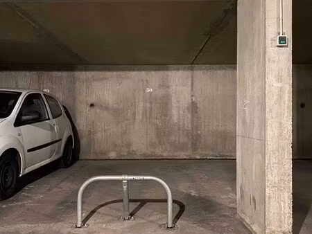 place sainte-anne-rue antoine charial, parking en sous-sol