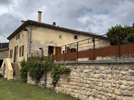 domaine de caractère avec plus de 9 hectares, dépendances en pierre, source et potentiel d