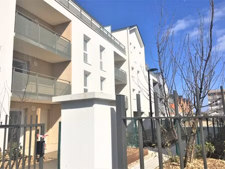 t2 avec parking et terrasse à tours