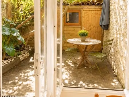 rare : appartement avec jardinet arboré privatif au cœur historique de la rochelle