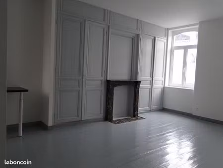 f3 dans immeuble calme , situé à 5mn à pied de la gare et du centre- ville