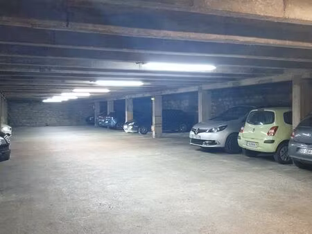 place parking couverte, sécurisée dans résidence