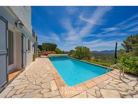 villa avec vue panoramique sur le rocher et piscine