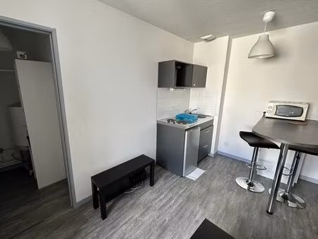 une pièce meublé de 20m²