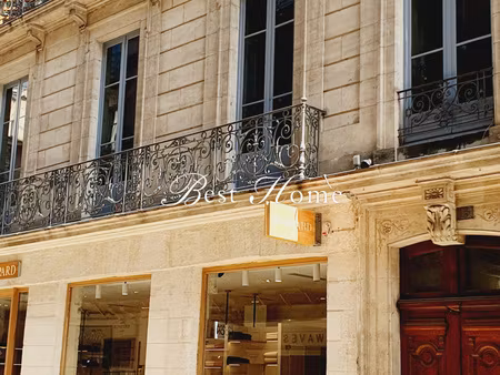 vente proche de la maison carrée de nîmes, dans immeuble bou