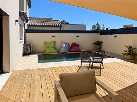 maison récente avec superbe terrasse et piscine
