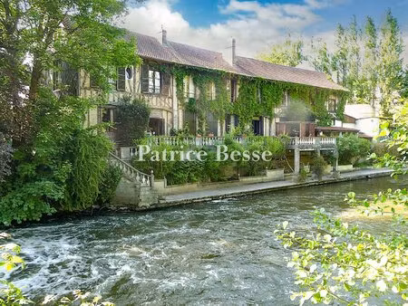 à quelque 100 km de paris, dans une presqu'île, une vaste demeure, sa serre tropicale et..