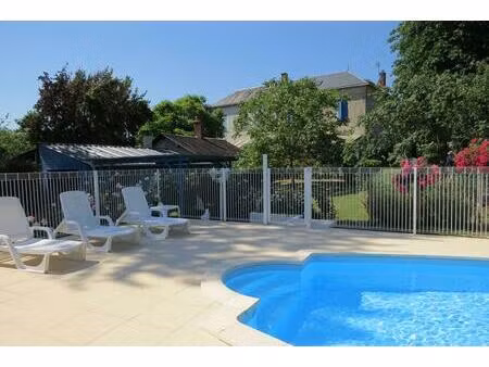 maison de famille de caractère, jardin et piscine