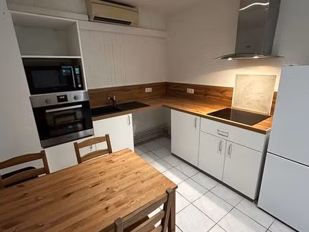 t2 rénové avec grande chambre et terrasse