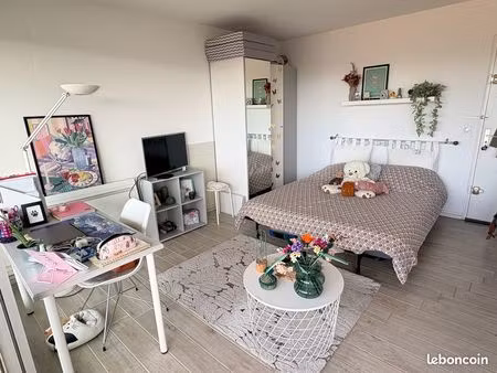 studio meublé saint genès 24 m2 sans vis à vis + grand balcon + grande cave