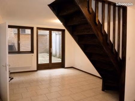 duplex 1 chambre + 1 plus petite chambre/bureau petite cour/terrasse individuelle - charme