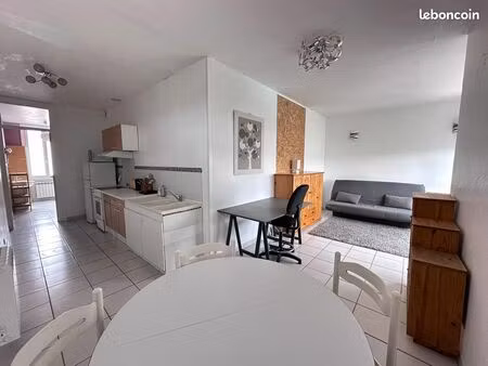 loue grand studio meublé