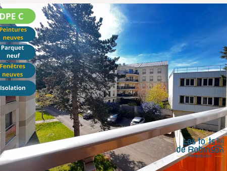 studio rénové, en étage avec ascenseur et cave