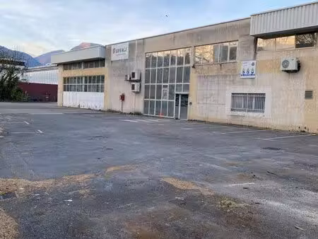 local léon jouhaux de 1600 m2 sur terrain de 3000 m2