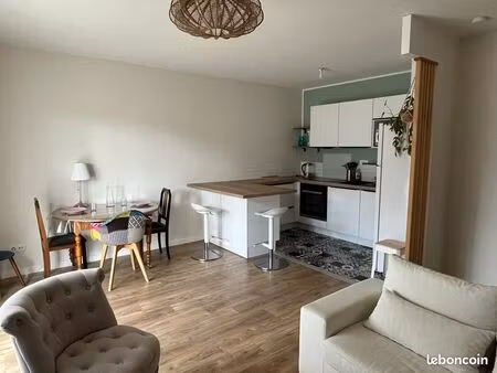 appartement t2 de 41 m² entièrement rénové, situé en hyper-centre de cholet, aux arcades r