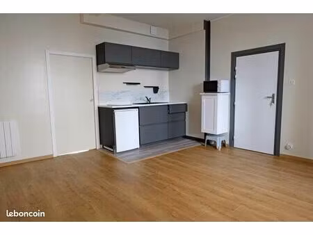grand t2 vide, hyper centre-ville, pour étudiants exclusivement