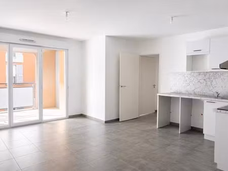 t3 avec balcon et parking à drap