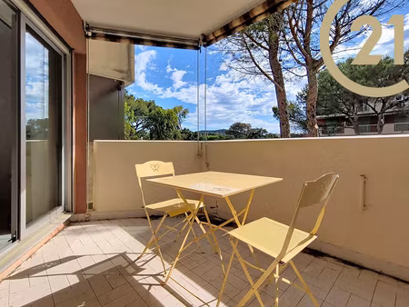 a vendre boulouris - au pied des plages avec place de parki