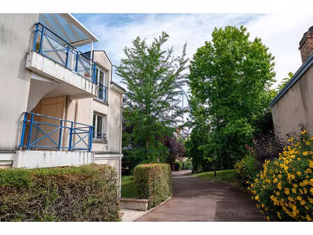 versailles 3 pièces, petite copropriété, proche gares et commerces.