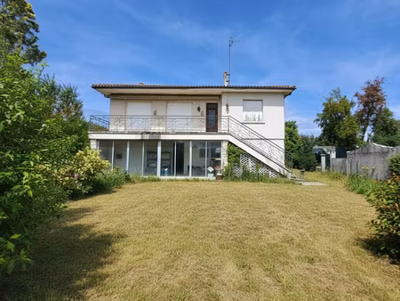 maison familiale, à pied des commerces avec deux logements,