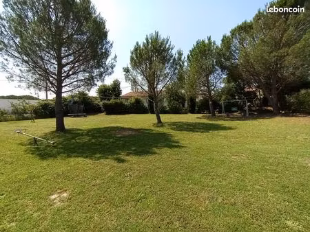 terrain plat constructible 950 m² – viabilités en bordure – à 2 km du centre-ville