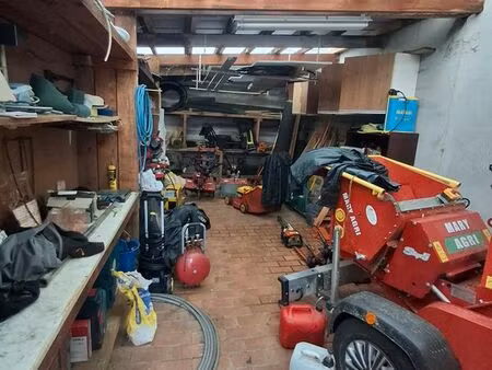 garage de 30 m2 plus place de parking devant lieu sécurisé