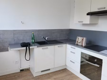 bel appartement f3 meublé situé au 1er étage avec ascenseur, dans une résidence calme du q