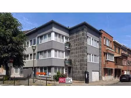 maison spacieuse avec garage, cour et beau potentiel