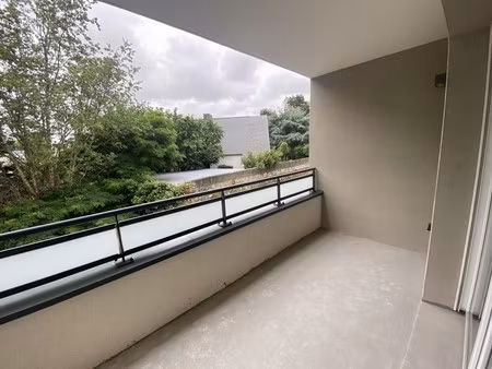 t2 avec balcon et parking à st malo