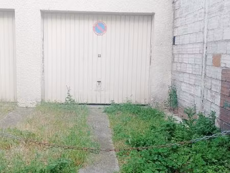 box ferme avec emplacement parking