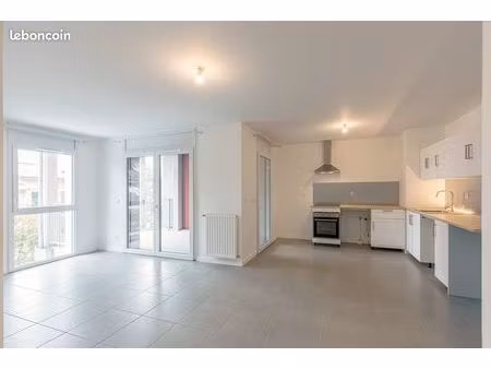 à louer – t3 lumineux avec grande terrasse sans vis-à-vis et garage fermé – villeurbanne (