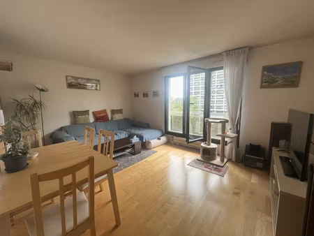 emplacement recherché pour ce vaste 2 pièces avec balcon, ca