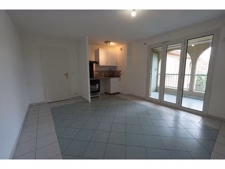 le muy - appartement t2 avec balcon , ascenseur , parking