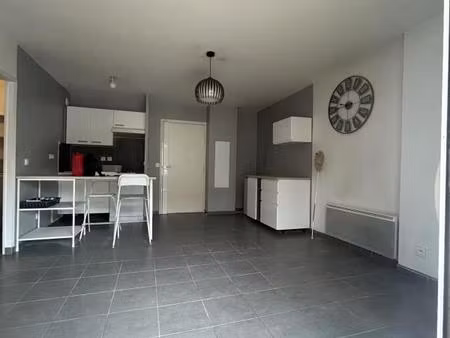 à louer - appartement t2 de 37 m² avec balcon et parking - 13004