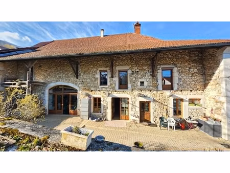 5 chambres, de la place, de la pierre et du bois, un cadre a