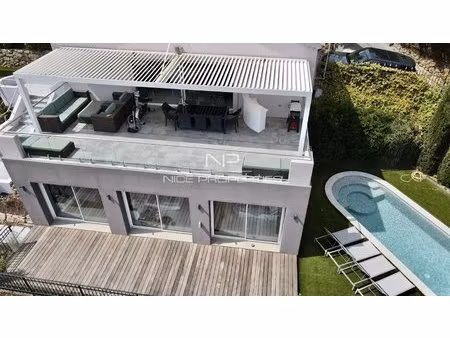 villa de construction traditionnelle, dans un quartier résidentiel, proche de cannes, avec